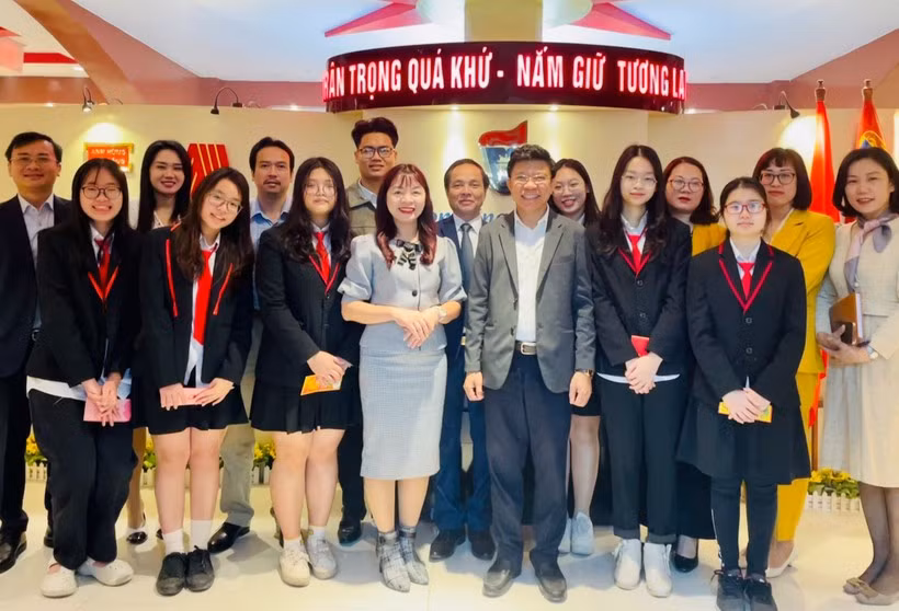 Thầy trò đội tuyển thi chọn học sinh giỏi quốc gia THPT năm học 2022 - 2023 Trường THPT chuyên Khoa học Xã hội và Nhân văn, ĐHQG Hà Nội. Ảnh: VNU