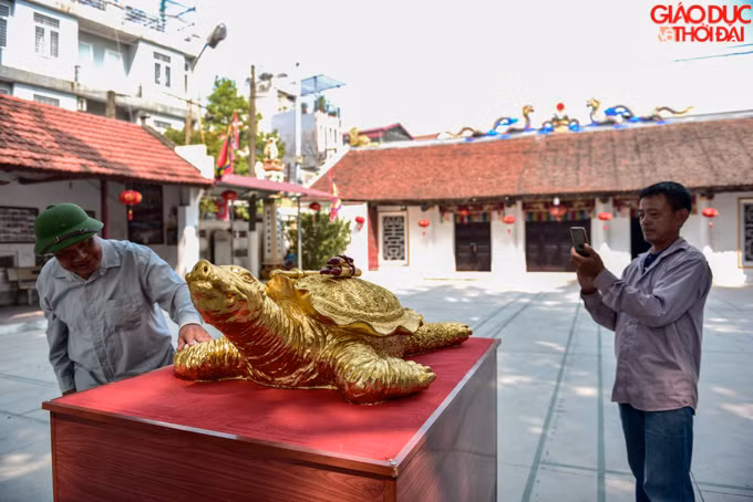 Điểm đặc biệt khác với tiêu bản rùa Hồ Gươm là trên lưng “cụ” rùa có thanh gươm và 1 cuốn binh thư phỏng theo truyền thuyết Lê Lợi trả gươm. Nghệ nhân Nguyễn Thùy Dương cho biết, đã có khách trả giá hơn 100 triệu đồng để mua tác phẩm này nhưng anh không bán, anh muốn giữ tác phẩm này trưng bày cho người dân đến chiêm ngưỡng.