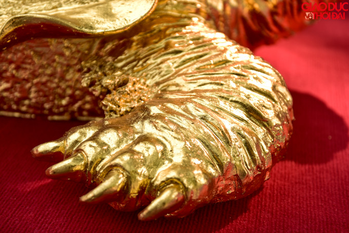 Sau khi tạo hình xong cho vào lò nung với nhiệt độ cao, khâu này phải có kinh nghiệm về gốm mới có thể căn chỉnh và làm được nếu không sẽ nứt, vỡ.