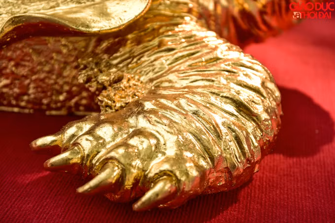 Sau khi tạo hình xong cho vào lò nung với nhiệt độ cao, khâu này phải có kinh nghiệm về gốm mới có thể căn chỉnh và làm được nếu không sẽ nứt, vỡ.