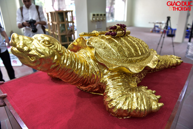 Để làm ra một tác phẩm nghệ thuật đặc biệt này, anh phải tốn rất nhiều thời gian tìm hiểu, tính toán. Rùa vàng bước đầu làm từ gốm, hoàn toàn thủ công bằng tay từ khâu tạo hình tới mạ vàng.