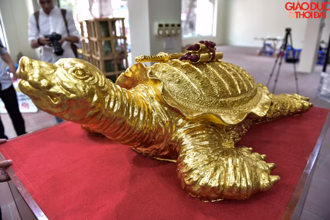 Để làm ra một tác phẩm nghệ thuật đặc biệt này, anh phải tốn rất nhiều thời gian tìm hiểu, tính toán. Rùa vàng bước đầu làm từ gốm, hoàn toàn thủ công bằng tay từ khâu tạo hình tới mạ vàng.
