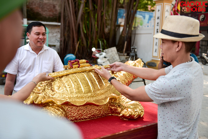 Anh Nguyễn Thùy Dương cho biết: Cụ rùa này sao chép tiêu bản “cụ rùa” Hồ Hoàn Kiếm, loại rùa nước ngọt lớn nhất với chiều dài 1,35m, ngang 1m, cao 55cm.