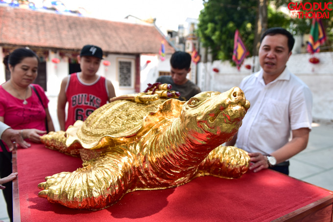 "Khó khăn nhất là phần làm gốm, bởi khi làm bằng tay, mọi chi tiết phải tỉ mỉ mới có thể tạo hồn cho rùa.