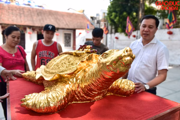 "Khó khăn nhất là phần làm gốm, bởi khi làm bằng tay, mọi chi tiết phải tỉ mỉ mới có thể tạo hồn cho rùa.