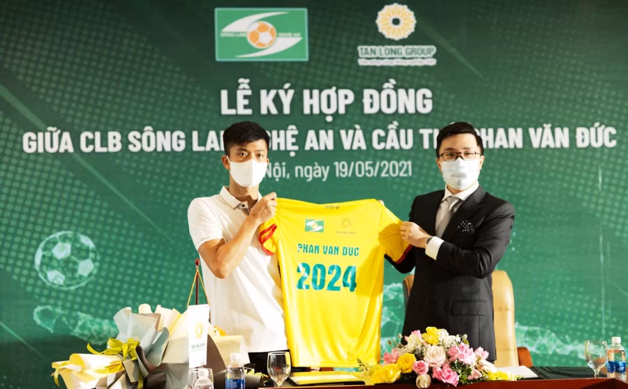 Phan Văn Đức gia hạn hợp đồng với SLNA