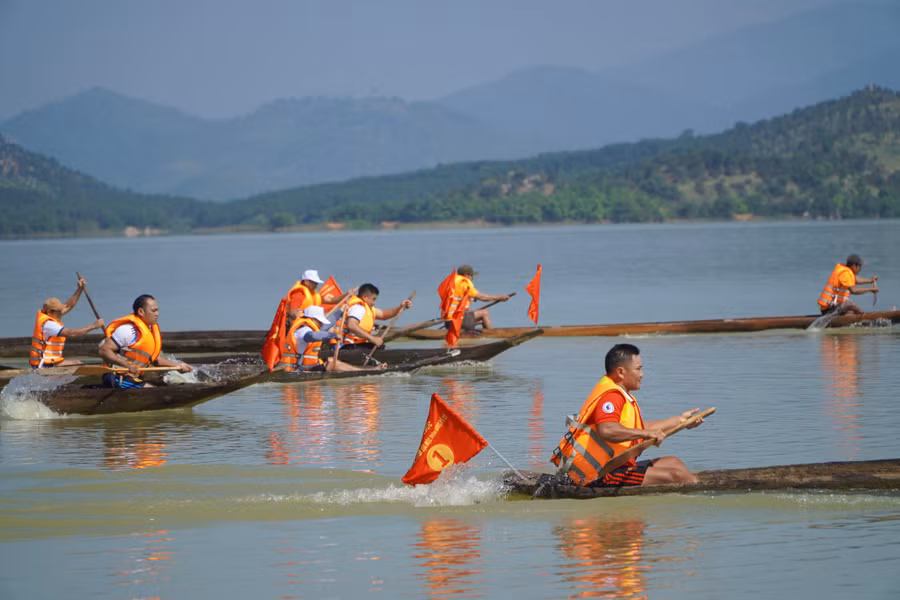 Hội đua thuyền độc mộc nhằm bảo tồn nét đẹp văn hóa độc đáo và tôn vinh anh hùng A Sanh.