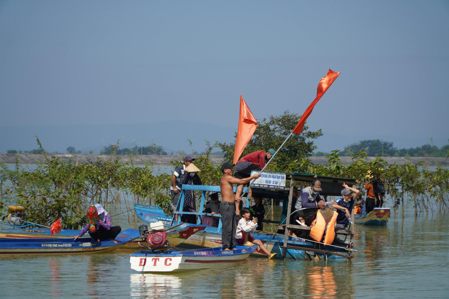 Cổ động viên nhiệt tình cổ vũ. Cổ động viên nhiệt tình cổ vũ.