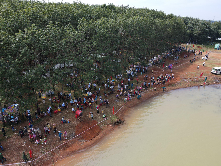 Hàng trăm người dân tham gia cổ vũ cho các đội đua thuyền độc mộc. Hàng trăm người dân tham gia cổ vũ cho các đội đua thuyền độc mộc.