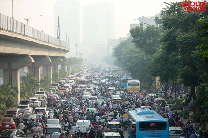 Khói mù kết hợp với khí thải giờ cao điểm khiến bầu không khí trở nên ngột ngạt.