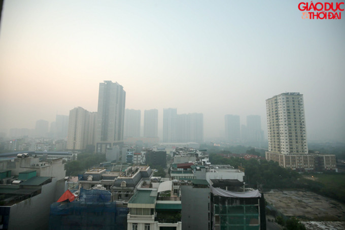 Cùng với đó, những ngày gần đây nội thành Hà Nội trong tình trạng mù sương ngay từ sáng sớm đến tối muộn.