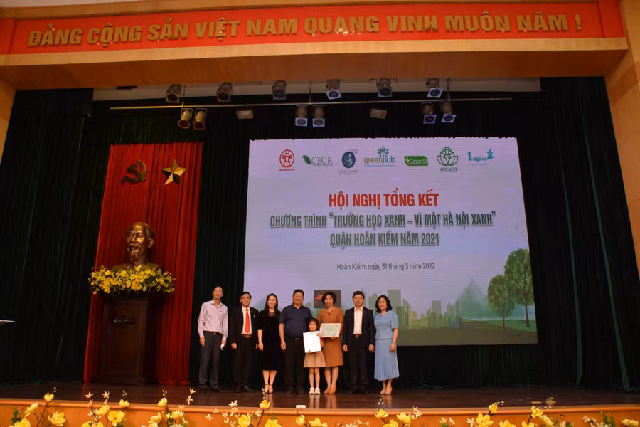 Học sinh tích cực hưởng ứng “Xây dựng Trường học xanh – Vì một Hà Nội xanh” ảnh 2