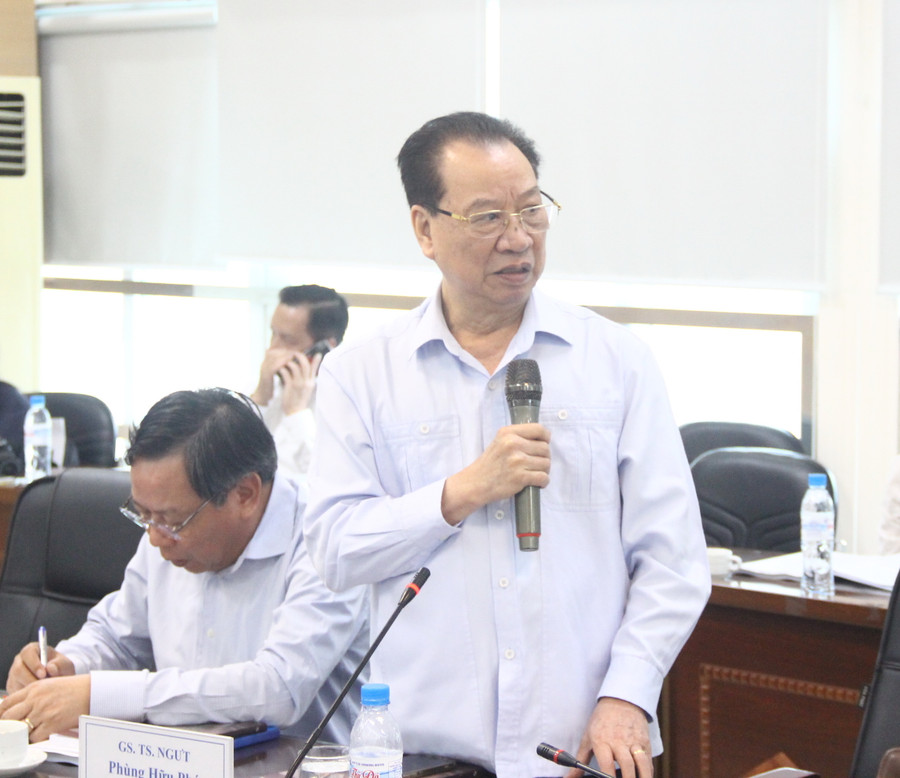 GS.TS.NGƯT Phùng Hữu Phú tham luận tại hội thảo.