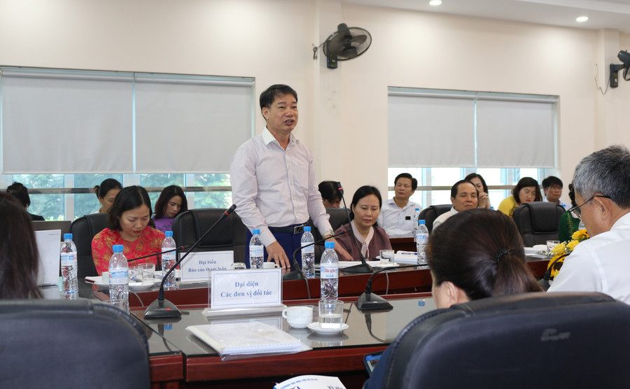 Các đại biểu tham luận tại hội thảo.