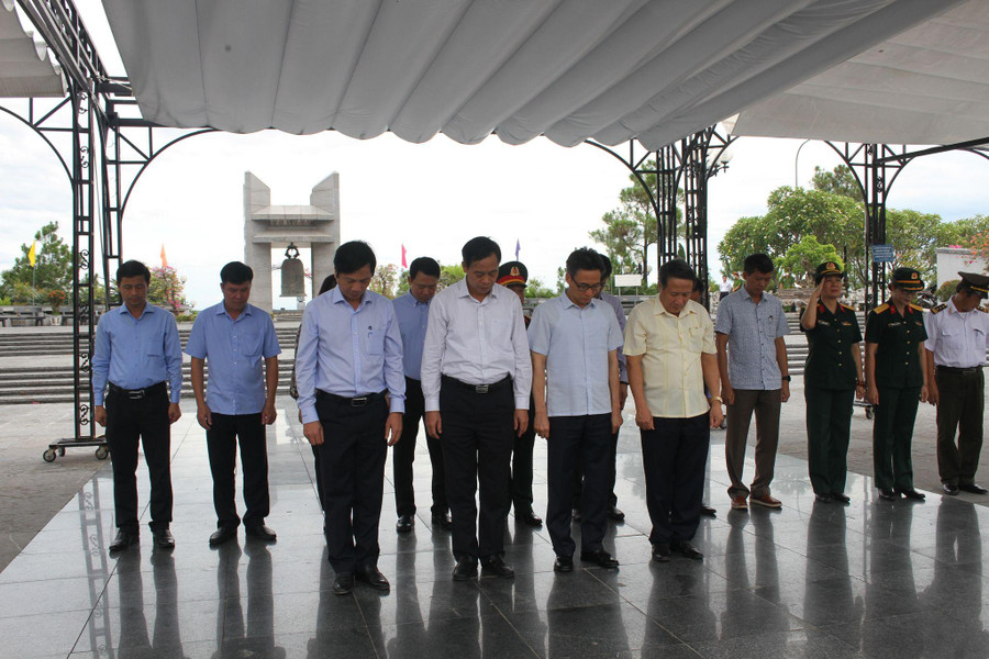 Lãnh đạo Chính phủ dành phút mặc niệm tưởng nhớ công lao của các anh hùng, liệt sĩ.