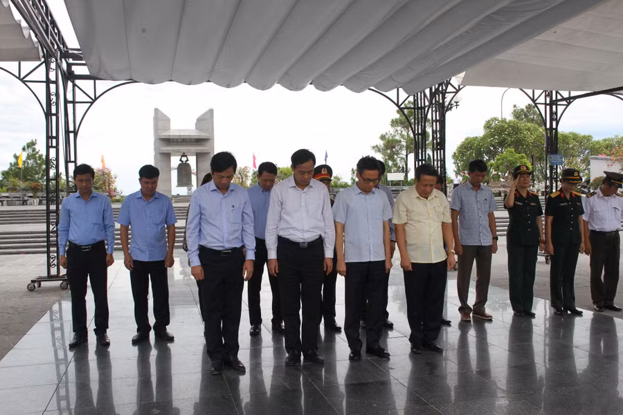 Lãnh đạo Chính phủ dành phút mặc niệm tưởng nhớ công lao của các anh hùng, liệt sĩ.