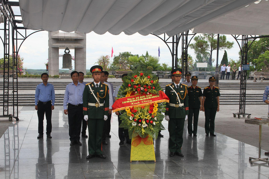 Phó Thủ tưởng đặt vòng hoa tri ân tại Nghĩa trang Liệt sĩ Quốc gia đường 9.