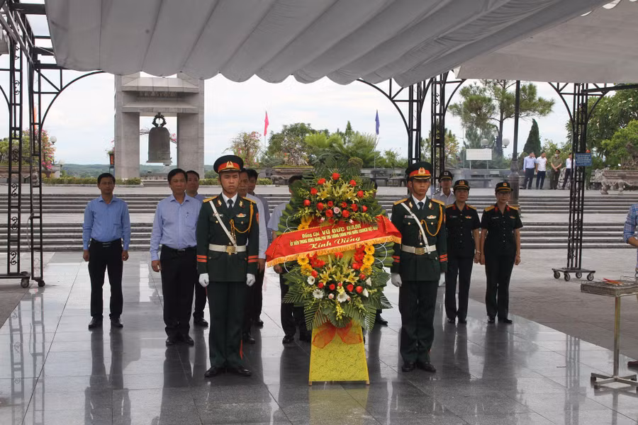 Phó Thủ tưởng đặt vòng hoa tri ân tại Nghĩa trang Liệt sĩ Quốc gia đường 9.