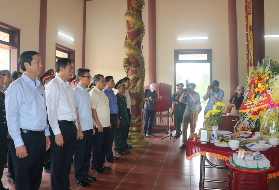 Phó Thủ tướng đến viếng tại Đền thờ Liệt sĩ tại Di tích Ba Lòng.