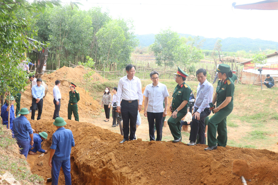 Phó Thủ tướng động viên lực lượng làm nhiệm vụ quy tập hài cốt liệt sĩ.