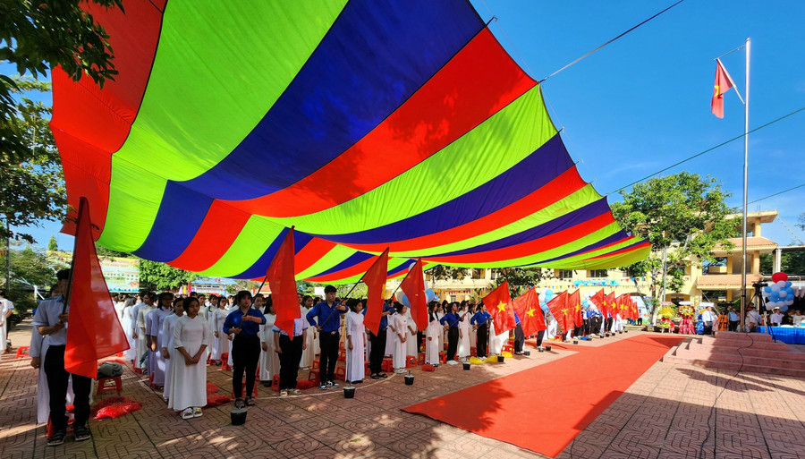 Thầy và trò Trường THPT Trần Phú kỷ niệm 30 năm thành lập, đón Bằng công nhận đạt chuẩn quốc gia và kỷ niệm 41 năm ngày Nhà giáo Việt Nam. (Ảnh: TT) Thầy và trò Trường THPT Trần Phú kỷ niệm 30 năm thành lập, đón Bằng công nhận đạt chuẩn quốc gia và kỷ niệm 41 năm ngày Nhà giáo Việt Nam. (Ảnh: TT)