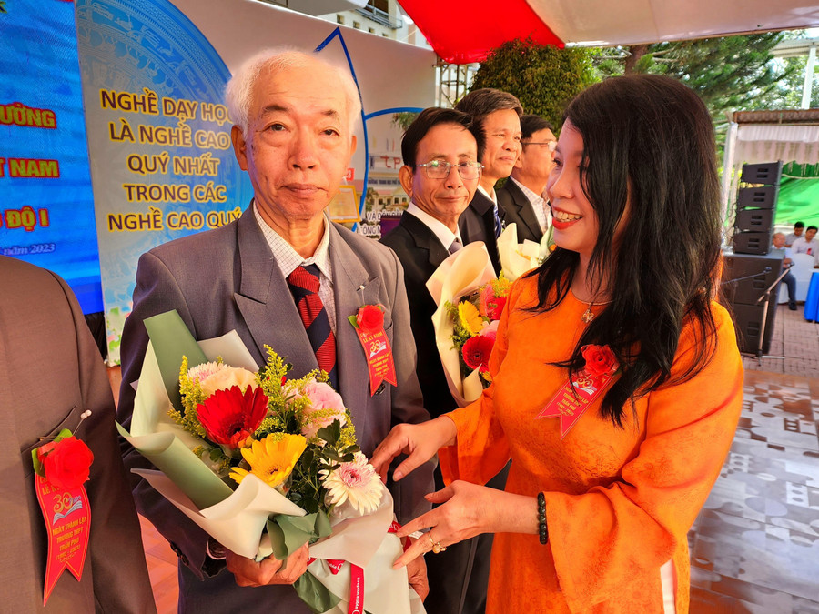 Cô Tô Minh Thu tặng hoa tri ân nguyên lãnh đạo Nhà trường qua các thời kỳ. (Ảnh: TT) Cô Tô Minh Thu tặng hoa tri ân nguyên lãnh đạo Nhà trường qua các thời kỳ. (Ảnh: TT)