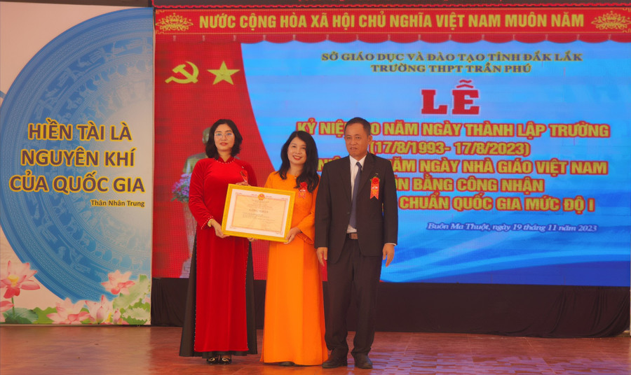 Thừa ủy quyền của UBND tỉnh Đắk Lắk, Phó Giám đốc Sở GD&ĐT Đỗ Tường Hiệp trao Bằng công nhận đạt chuẩn quốc gia mức độ 1 cho Ban Giám hiệu Trường THPT Trần Phú. (Ảnh: TT) Thừa ủy quyền của UBND tỉnh Đắk Lắk, Phó Giám đốc Sở GD&ĐT Đỗ Tường Hiệp trao Bằng công nhận đạt chuẩn quốc gia mức độ 1 cho Ban Giám hiệu Trường THPT Trần Phú. (Ảnh: TT)