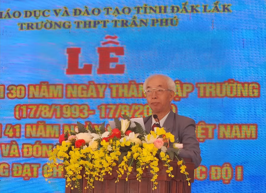 Thầy Đinh Viết Phương, Hiệu trưởng đầu tiên của Nhà trường phát biểu tại buổi lễ. (Ảnh: TT)