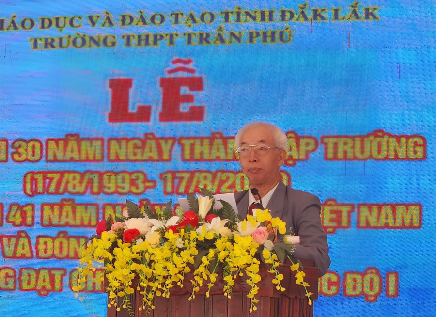 Thầy Đinh Viết Phương, Hiệu trưởng đầu tiên của Nhà trường phát biểu tại buổi lễ. (Ảnh: TT) Thầy Đinh Viết Phương, Hiệu trưởng đầu tiên của Nhà trường phát biểu tại buổi lễ. (Ảnh: TT)