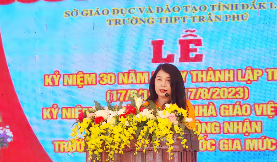 Cô Tô Minh Thu, Hiệu trưởng Nhà trường phát biểu tại lễ kỷ niệm. (Ảnh: TT) Cô Tô Minh Thu, Hiệu trưởng Nhà trường phát biểu tại lễ kỷ niệm. (Ảnh: TT)