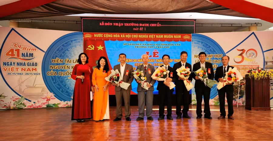 Tri ân các thế hệ cán bộ quản lý Trường THPT Trần Phú. (Ảnh: TT)