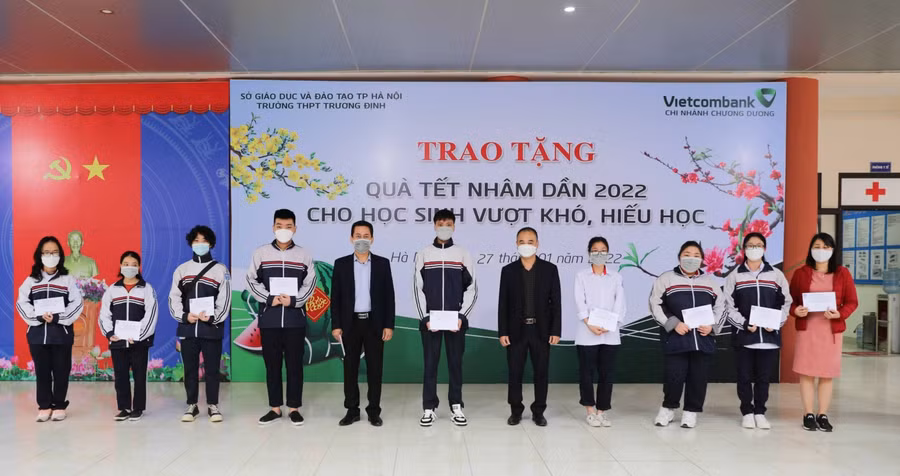 Vượt lên trên ý nghĩa vật chất, những món quà này sẽ chuyền đến cho các em những giá trị tinh thần cao cả, khắc sâu vào ký ức học trò giá trị sống lành mạnh, sự chia sẻ hơi ấm tình người, lá lành đùm lá rác, với tinh thần" chia sẻ là hạnh phục", thầy Lê Việt Dương phát biểu.