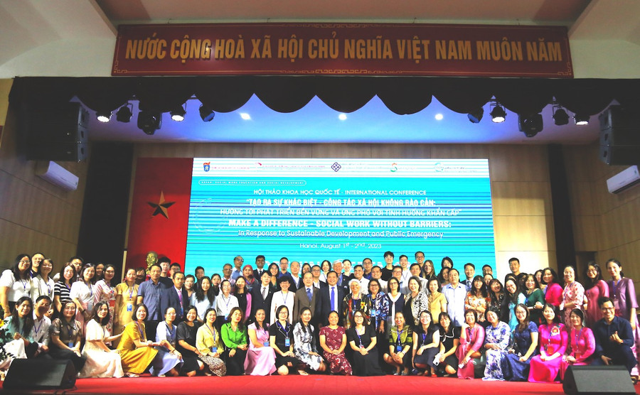 Hội thảo thu hút đông đảo các nhà khoa học trong và ngoài nước tham dự. Hội thảo thu hút đông đảo các nhà khoa học trong và ngoài nước tham dự.