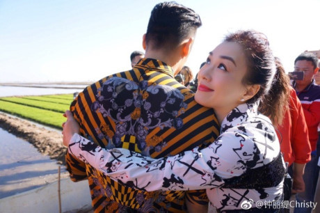 Sao nữ U50 gốc Việt và chồng trẻ bị dư luận Trung Quốc chỉ trích - Ảnh 2 Sao nu U50 goc Viet va chong tre bi du luan Trung Quoc chi trich - Anh 2