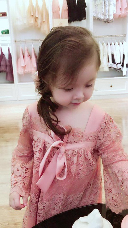 Con gái Elly Trần xinh như thiên thần khi diện đầm công chúa - Ảnh 5 Con gai Elly Tran xinh nhu thien than khi dien dam cong chua - Anh 5