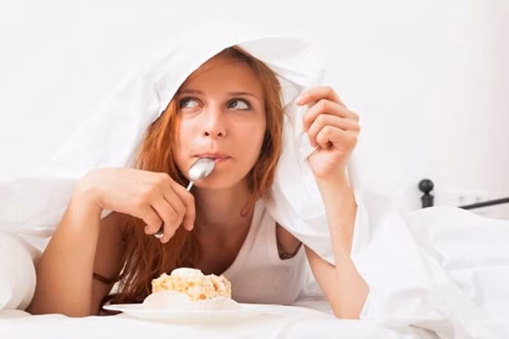 Ăn nhẹ ban đêm tốt cho người mất ngủ