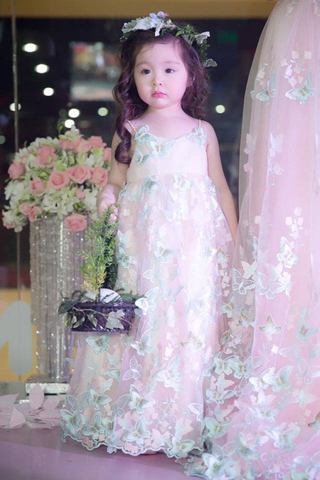 Con gái Elly Trần xinh như thiên thần khi diện đầm công chúa - Ảnh 3 Con gai Elly Tran xinh nhu thien than khi dien dam cong chua - Anh 3