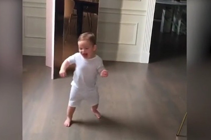 Ivanka Trump khoe video ghi lại cảnh cậu con trai út 3 tuổi chập chững tập đi.