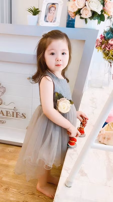 Con gai Elly Tran xinh nhu thien than khi dien dam cong chua - Anh 4