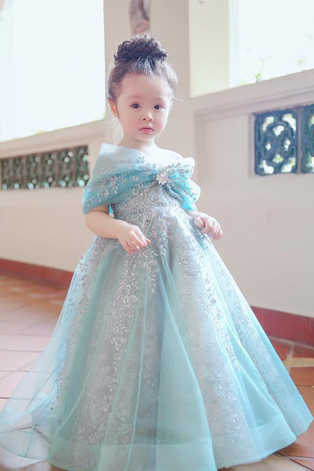 Con gái Elly Trần xinh như thiên thần khi diện đầm công chúa - Ảnh 6 Con gai Elly Tran xinh nhu thien than khi dien dam cong chua - Anh 6