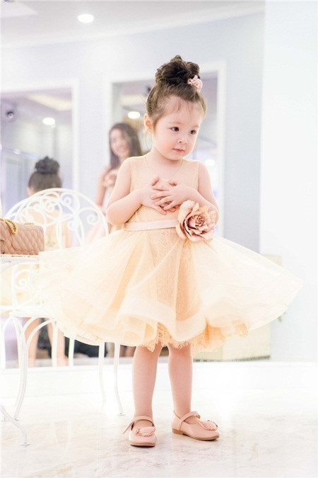 Con gái Elly Trần xinh như thiên thần khi diện đầm công chúa - Ảnh 9 Con gai Elly Tran xinh nhu thien than khi dien dam cong chua - Anh 9