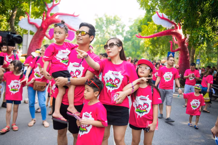 MC Phan Anh "rủ rê" vợ con diện đồng phục hồng rực