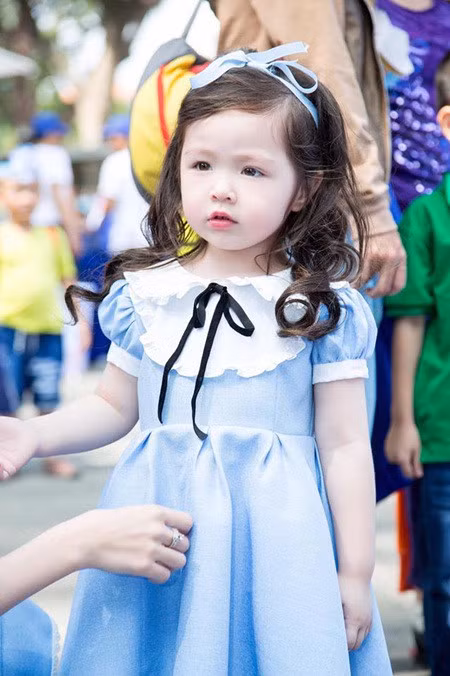 Con gai Elly Tran xinh nhu thien than khi dien dam cong chua - Anh 10