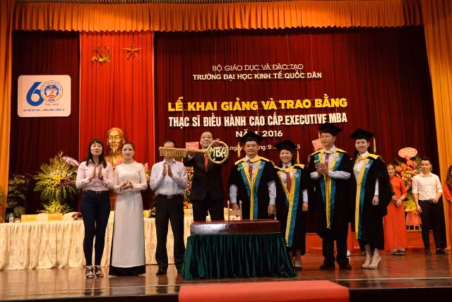 Lễ khai giảng và trao bằng một chương trình đào tạo thạc sĩ tại Trường ĐH KTQD