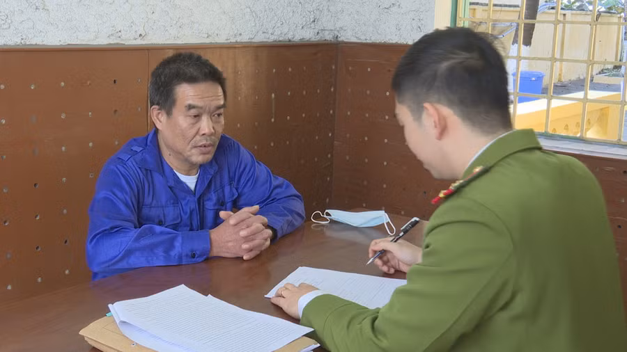 Hoàng Minh Lợi tại cơ quan điều tra. Ảnh: Công an Quảng Ninh