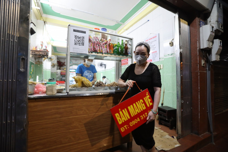 Hà Nội: Hàng quán xuyên đêm dọn dẹp chuẩn bị đón khách sáng 14/10 ảnh 9