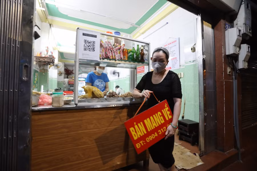 Hà Nội: Hàng quán xuyên đêm dọn dẹp chuẩn bị đón khách sáng 14/10 ảnh 9