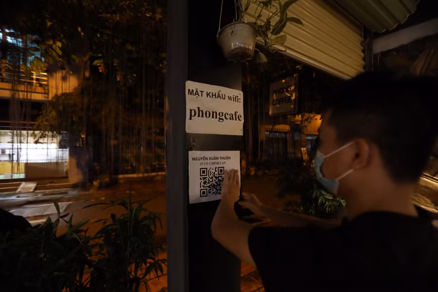 Mã QR Code được dán tại nhiều địa điểm trong quán, bàn ghế được xếp giãn cách theo đúng quy định.