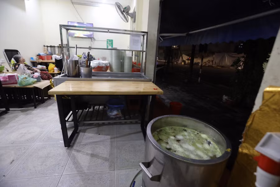 Hà Nội: Hàng quán xuyên đêm dọn dẹp chuẩn bị đón khách sáng 14/10 ảnh 8