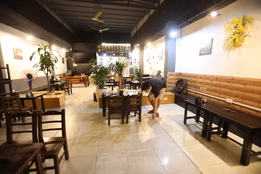 Theo ghi nhận trong đêm ngày 13/10, rất nhiều quán cafe vẫn tất bật dọn dẹp để chuẩn bị đón khách trở lại vào sáng ngày 14/10.